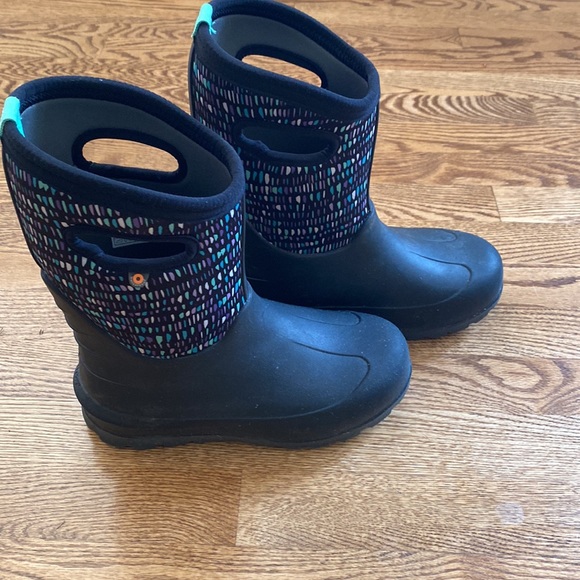 Bogs Winter boots. (-35 degrees). Youth Size 4. - Picture 2 of 3